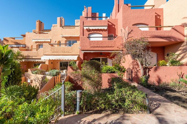 Foto 2 de Casa en venta en Nueva Andalucía centro de 3 habitaciones con terraza y piscina