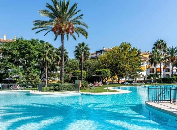Foto 2 de Pis en venda a avenida Príncipe Salman Nueva Andalucía Mar de 4 habitacions amb terrassa i piscina