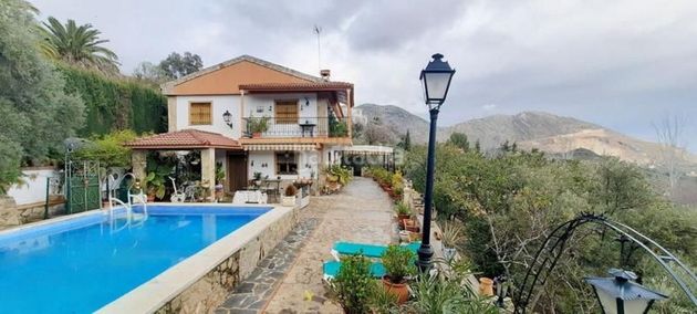 Foto 2 de Chalet en venta en Jaén de 5 habitaciones con terraza y piscina