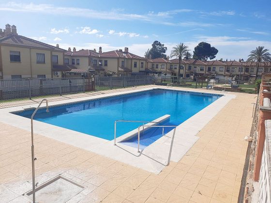 Foto 1 de Casa adossada en venda a urbanización Jardines de la Guardia de 3 habitacions amb terrassa i piscina