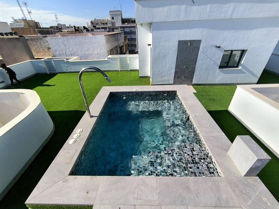 Foto 2 de Venta de piso en Centro - Torrevieja de 3 habitaciones con terraza y piscina