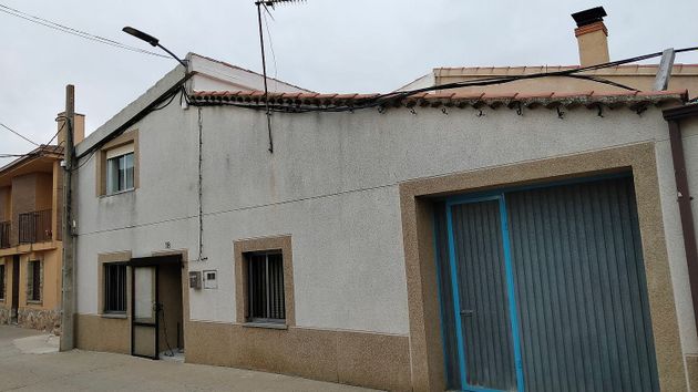 Foto 2 de Casa adossada en venda a calle Santo Domingo de 5 habitacions amb garatge i calefacció