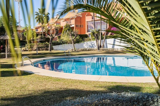 Foto 1 de Casa en venda a calle Pico del Aneto de 3 habitacions amb terrassa i piscina