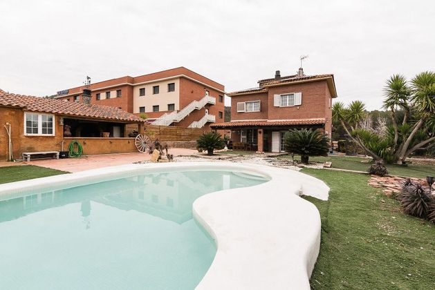 Foto 2 de Chalet en venta en Cervelló de 5 habitaciones con terraza y piscina