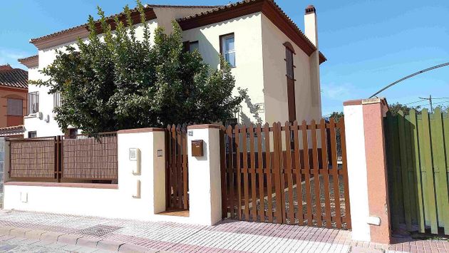 Foto 2 de Casa en venda a Bollullos de la Mitación de 4 habitacions amb terrassa i jardí