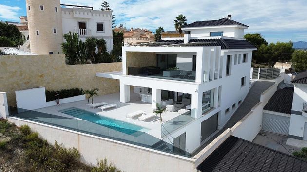 Foto 1 de Chalet en venta en Rojales de 4 habitaciones con terraza y piscina