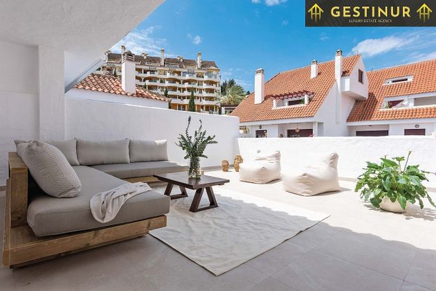 Foto 2 de Àtic en venda a Nueva Andalucía centro de 3 habitacions amb terrassa i piscina