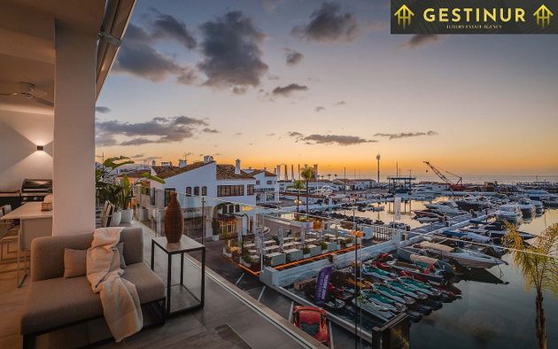 Foto 1 de Dúplex en venda a Puerto Banús de 4 habitacions amb terrassa i piscina