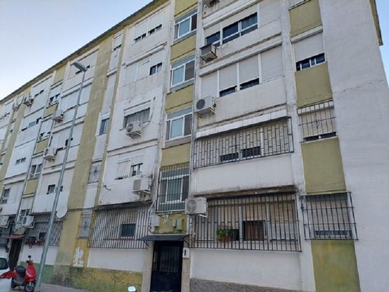 Foto 2 de Venta de piso en avenida Blas Infante de 3 habitaciones y 54 m²
