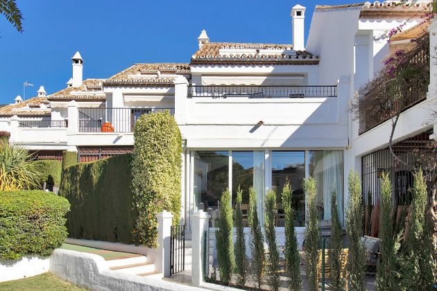 Foto 1 de Casa adossada en venda a Nagüeles Alto de 3 habitacions amb terrassa i piscina