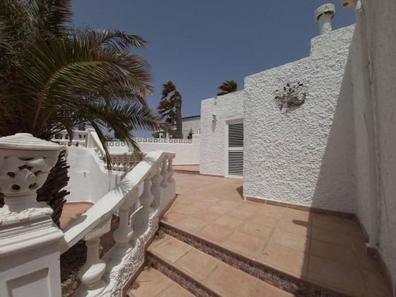 Foto 1 de Xalet en venda a Arico de 3 habitacions amb terrassa i piscina