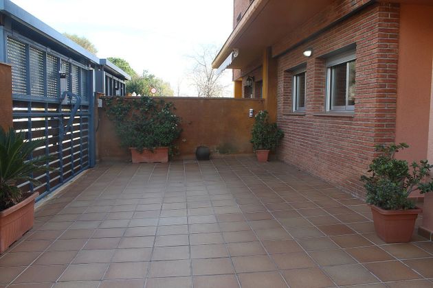 Foto 2 de Venta de casa adosada en urbanización Sant Quirze de 4 habitaciones con terraza y piscina