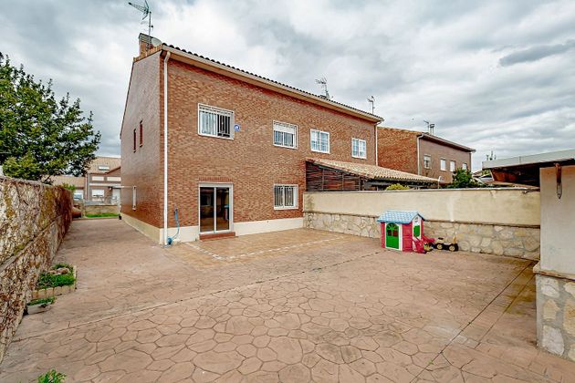 Foto 1 de Casa en venda a calle Bola del Mundo de 4 habitacions amb terrassa i piscina