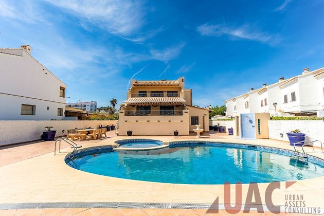 Foto 1 de Venta de chalet en El Perellonet de 4 habitaciones con terraza y piscina