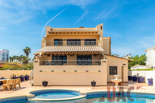 Foto 2 de Venta de chalet en El Perellonet de 4 habitaciones con terraza y piscina