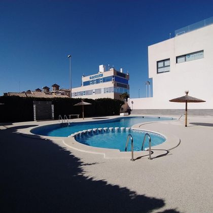 Foto 2 de Venta de piso en Cabo Roig - La Zenia de 2 habitaciones con terraza y piscina