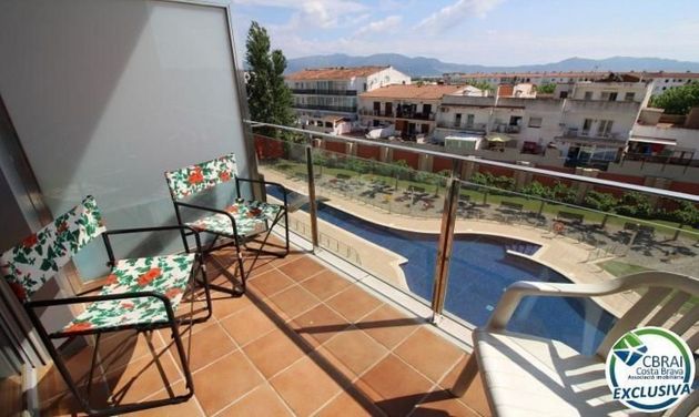 Foto 2 de Pis en venda a Empuriabrava de 2 habitacions amb terrassa i piscina