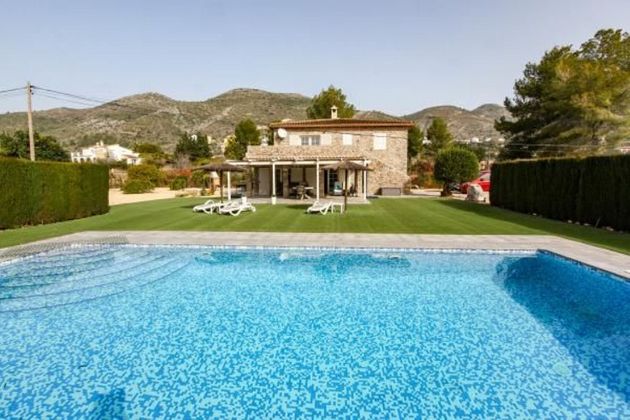 Foto 1 de Venta de casa en Jalón/Xaló de 5 habitaciones con piscina y aire acondicionado