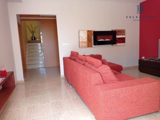 Foto 2 de Casa adossada en venda a calle Generalitat de 4 habitacions amb terrassa i piscina