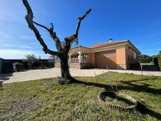 Foto 1 de Venta de chalet en calle Calzada Real de 4 habitaciones con garaje y jardín
