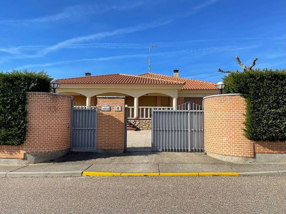 Foto 2 de Xalet en venda a calle Calzada Real de 4 habitacions amb garatge i jardí
