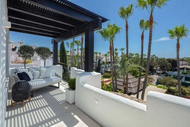 Foto 1 de Dúplex en venda a Puerto Banús de 3 habitacions amb terrassa i jardí