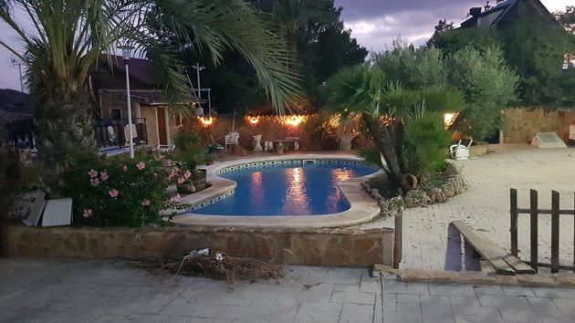 Foto 1 de Alquiler de chalet en Jubalcoi de 5 habitaciones con terraza y piscina