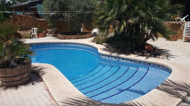 Foto 2 de Alquiler de chalet en Jubalcoi de 5 habitaciones con terraza y piscina