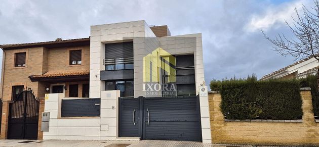 Foto 1 de Casa en venta en Linares de 4 habitaciones con terraza y piscina