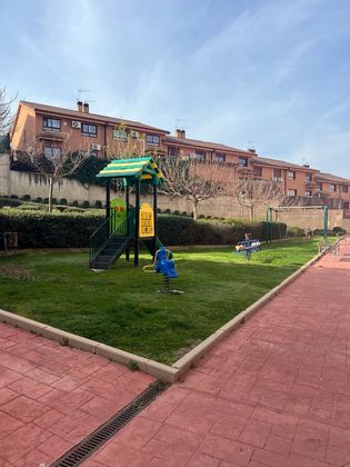 Foto 1 de Pis en venda a Mejorada del Campo de 4 habitacions amb garatge i jardí