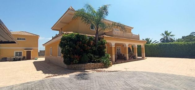 Foto 1 de Chalet en venta en Torrellano de 5 habitaciones con terraza y piscina