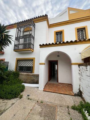 Foto 2 de Casa adossada en venda a calle Miguel de Cervantes de 3 habitacions amb terrassa i piscina