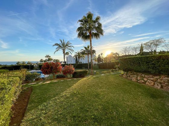 Foto 2 de Piso en venta en urbanización Lugar la Reserva de Marbella de 2 habitaciones con terraza y piscina