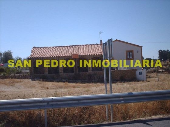 Foto 1 de Casa adossada en venda a carretera De Cáceres de 6 habitacions amb terrassa i piscina