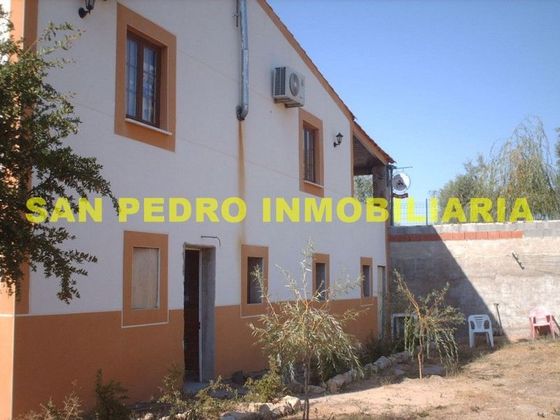 Foto 2 de Casa adosada en venta en carretera De Cáceres de 6 habitaciones con terraza y piscina