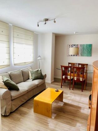 Foto 1 de Alquiler de piso en Pinedo de 2 habitaciones con muebles y balcón