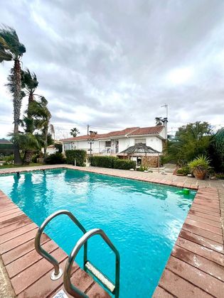 Foto 1 de Venta de chalet en calle Els Rosers de 5 habitaciones con terraza y piscina