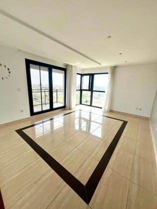 Foto 1 de Alquiler de piso en avenida D'amado Granell Mesado de 1 habitación con terraza y piscina