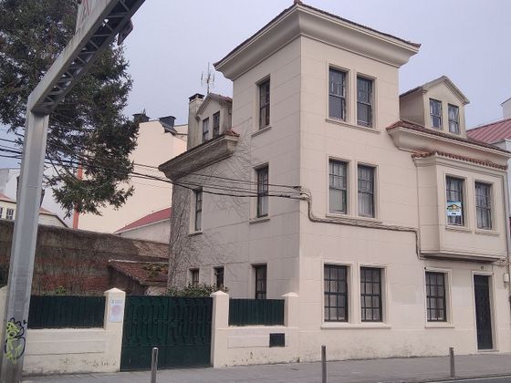 Foto 1 de Casa adossada en venda a avenida De Castelao de 8 habitacions amb terrassa i jardí