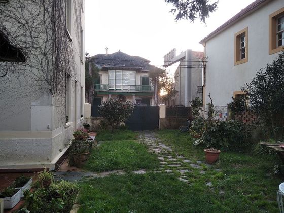 Foto 2 de Casa adossada en venda a avenida De Castelao de 8 habitacions amb terrassa i jardí