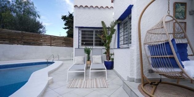 Foto 1 de Alquiler de casa adosada en Urbanitzacions del sud de 3 habitaciones con piscina y jardín