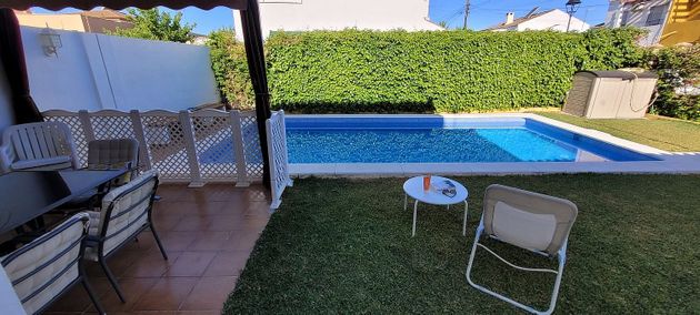 Foto 1 de Casa en venta en Almensilla de 4 habitaciones con terraza y piscina