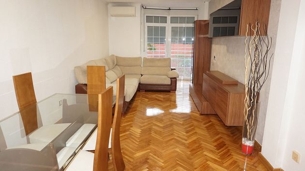 Foto 2 de Alquiler de piso en Palomeras bajas de 2 habitaciones con muebles y aire acondicionado