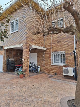 Foto 2 de Casa adossada en venda a Los Robles de 3 habitacions amb terrassa i garatge
