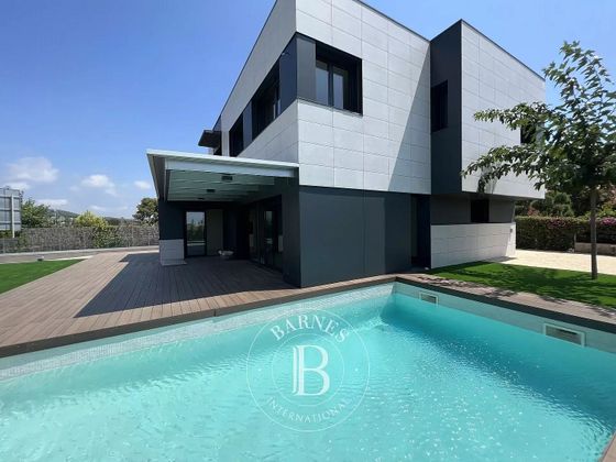 Foto 2 de Casa en venda a calle Mallorca de 5 habitacions amb piscina i garatge