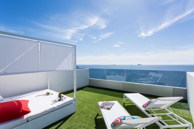 Foto 1 de Alquiler de piso en Ses Figueretes - Platja d'en Bossa - Cas Serres de 2 habitaciones con terraza y piscina