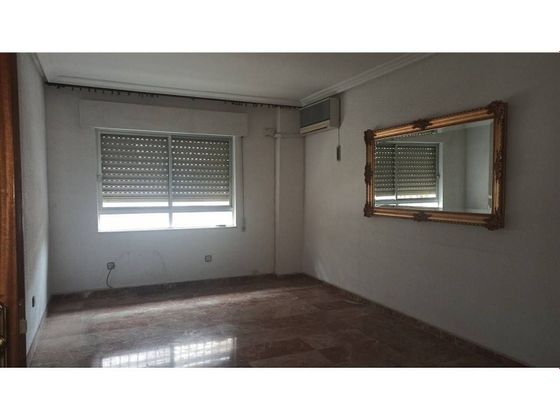 Foto 2 de Piso en venta en Linares de 4 habitaciones con garaje y ascensor