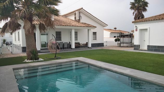 Foto 1 de Chalet en venta en Sancti Petri - La Barrosa de 3 habitaciones con piscina y jardín