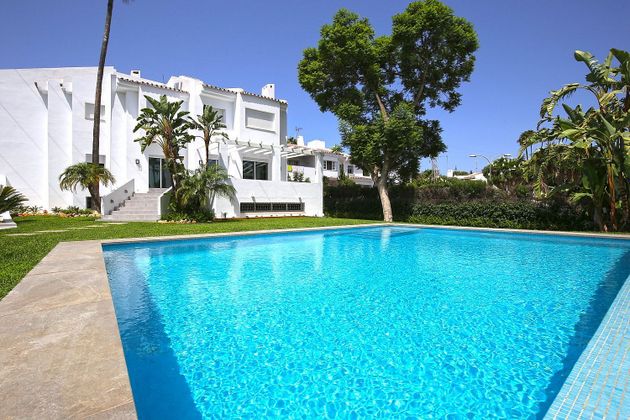 Foto 1 de Casa adossada en venda a Nueva Andalucía centro de 5 habitacions amb terrassa i piscina