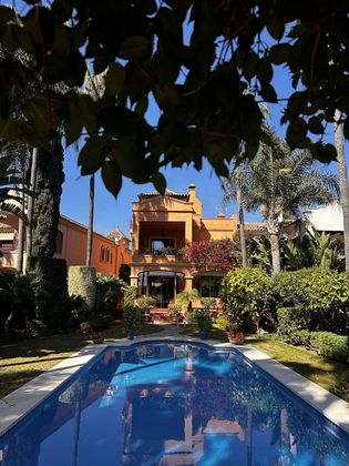 Foto 1 de Casa en venta en Nueva Andalucía centro de 5 habitaciones con terraza y piscina